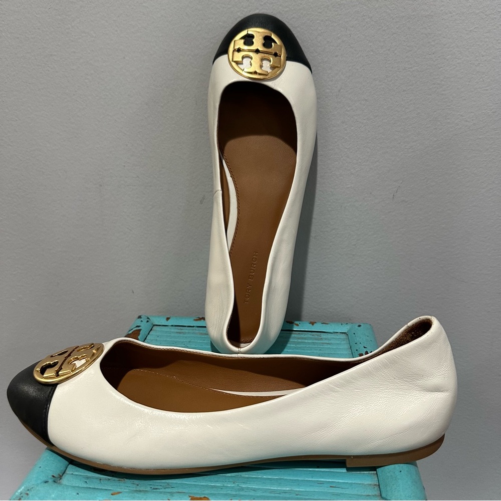 Tory Burch Cap-Toe Ballet Flat Cream Black Leather Gold Tone Logo Medallion 8.5